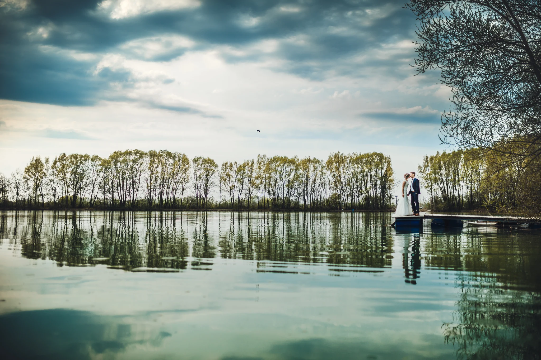 Weite Landschaft mit Wasser und weitem Himmel