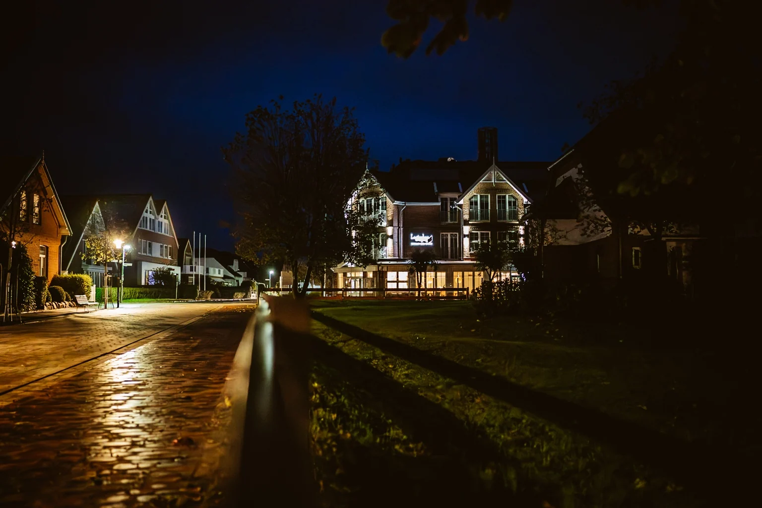 Früher dunkler Morgen am Hotel auf Langeoog