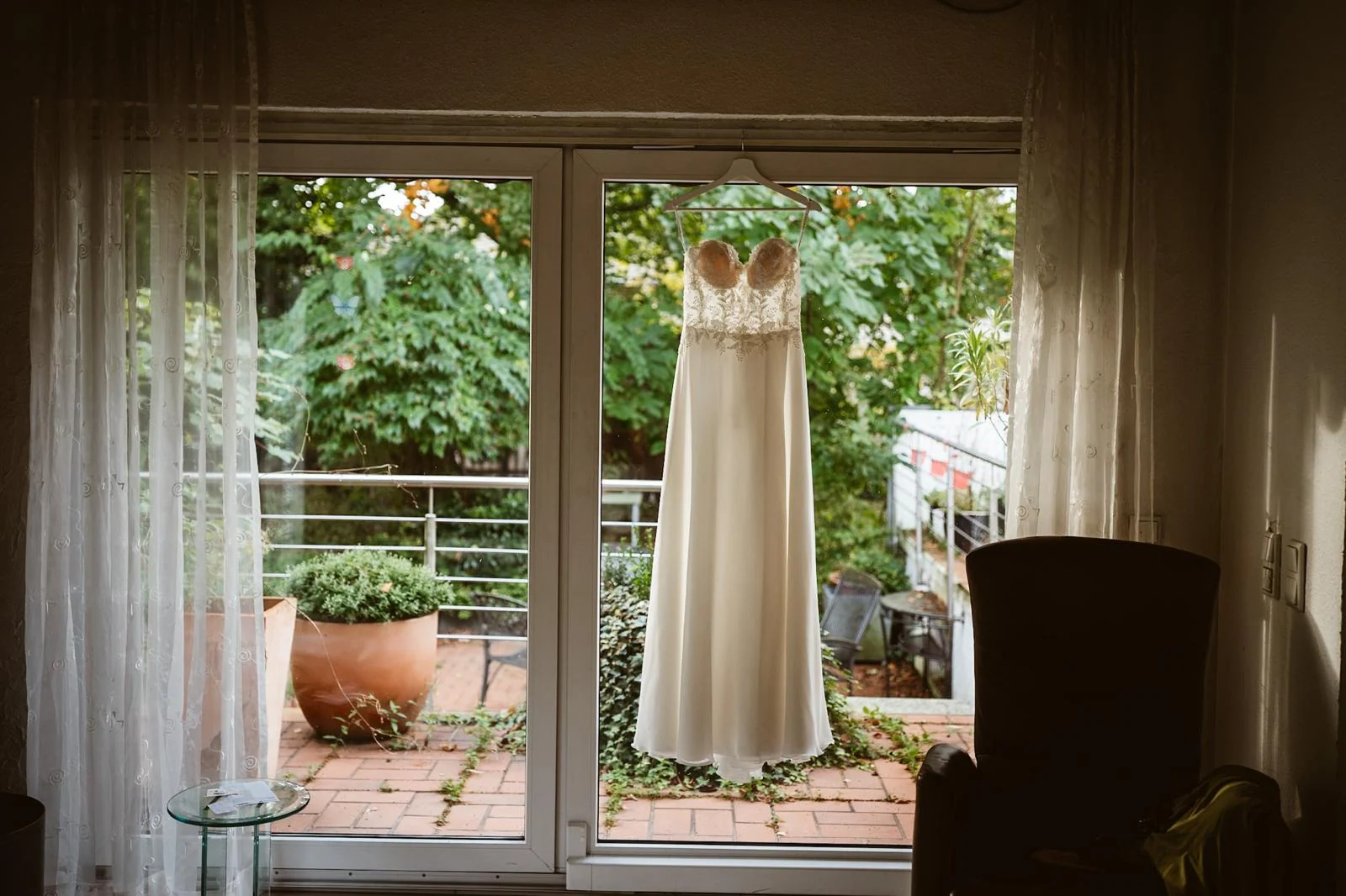 Michelles Brautkleid hängt am Fenster