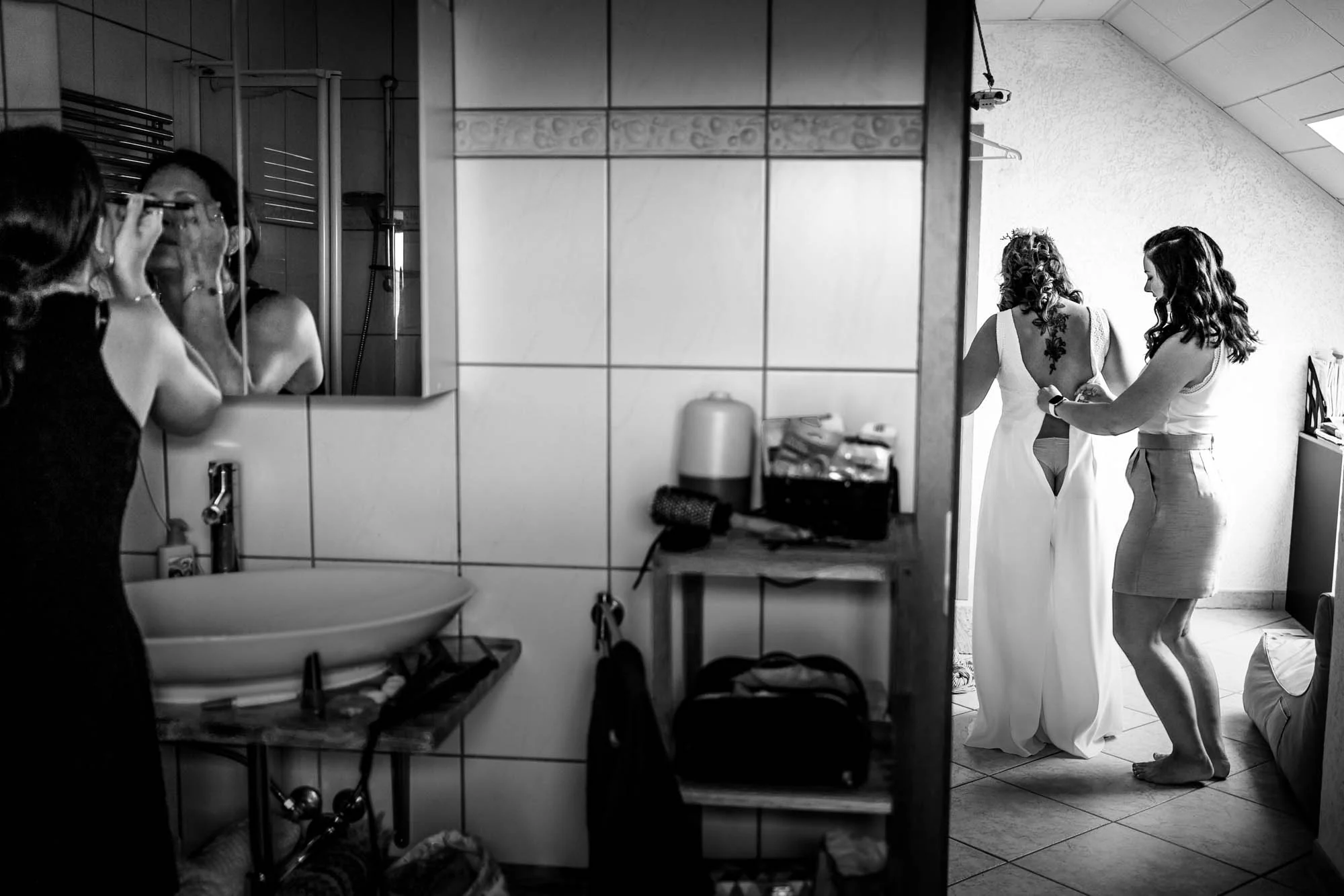 Beim Getting Ready helfen zwei Frauen der Braut
