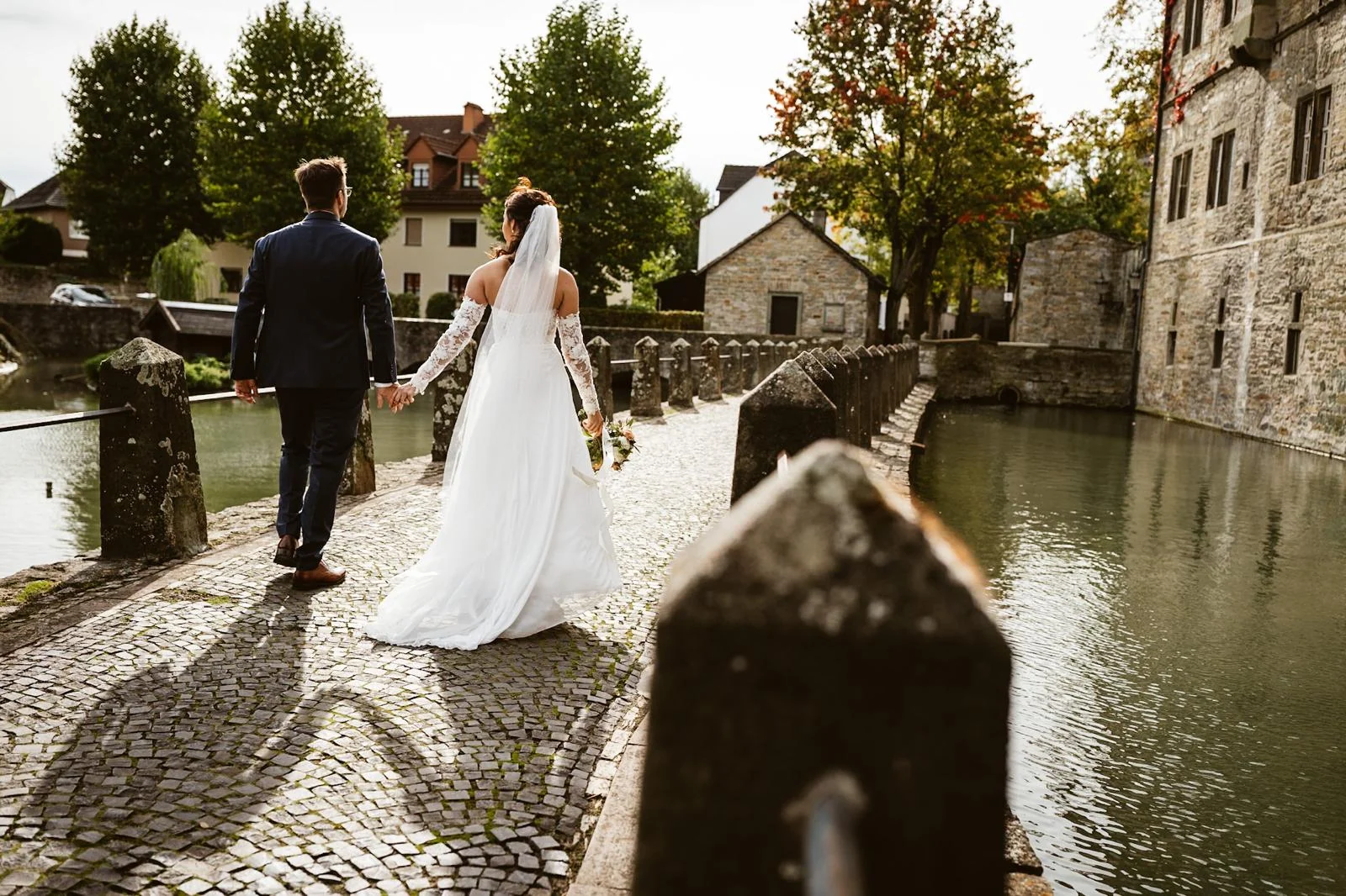 Michelle und Dominic an der Schlossarchitektur