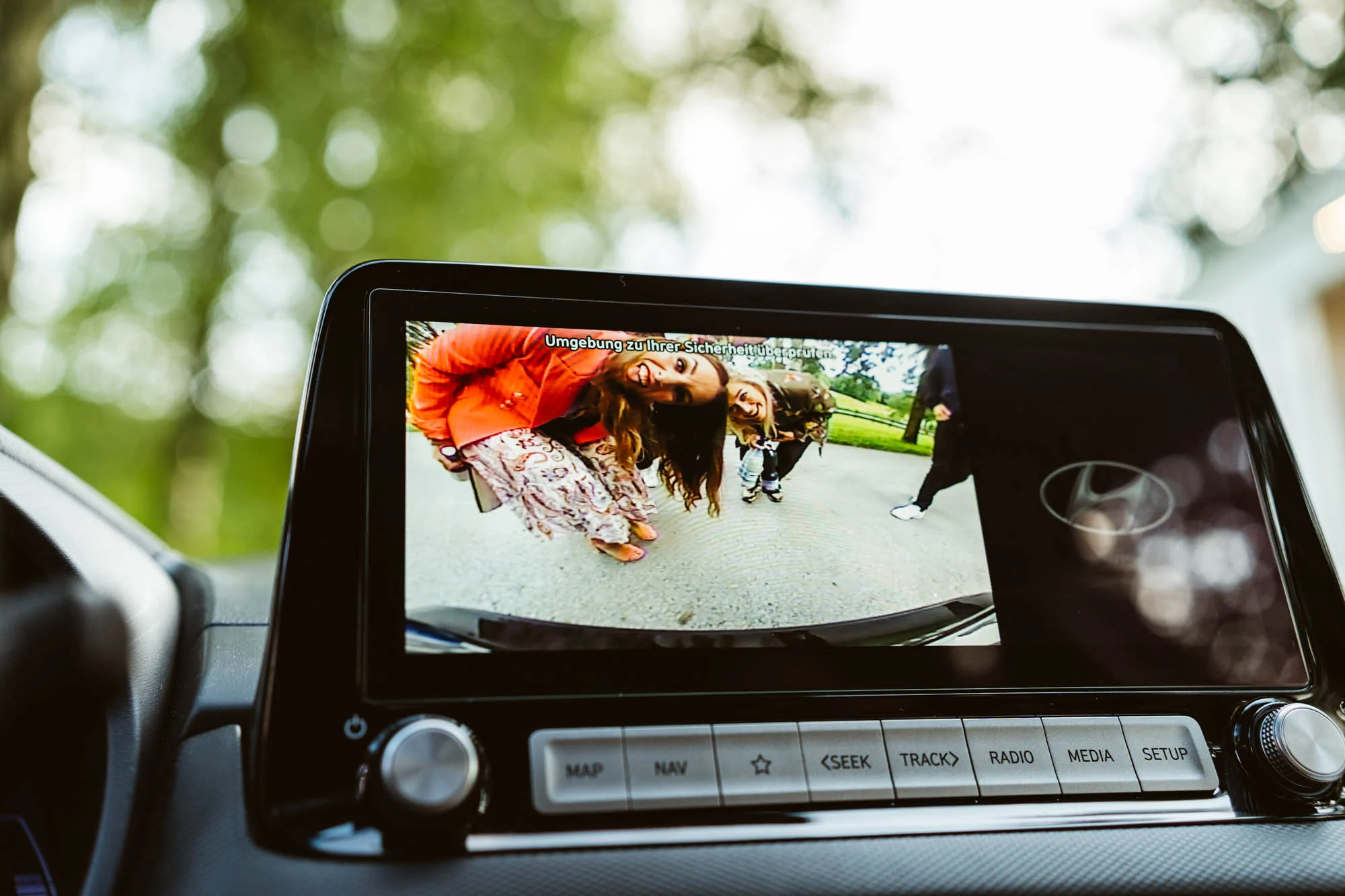 Ein Hochzeitsfoto erscheint auf dem Display im Auto
