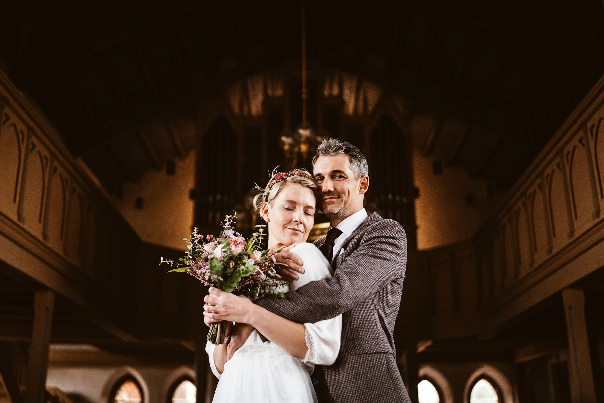 Mella und Christoph umarmen sich in der Kirche