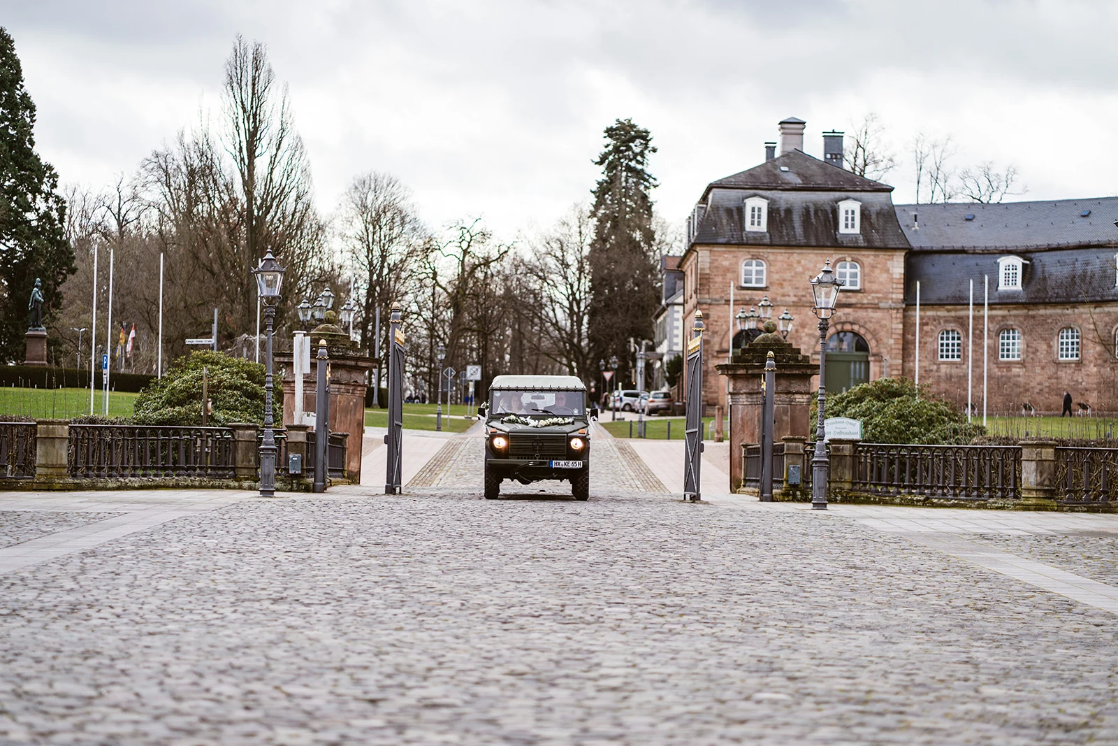 Svenja kommt im geschmückten Bundeswehr-Mercedes am Schloss an