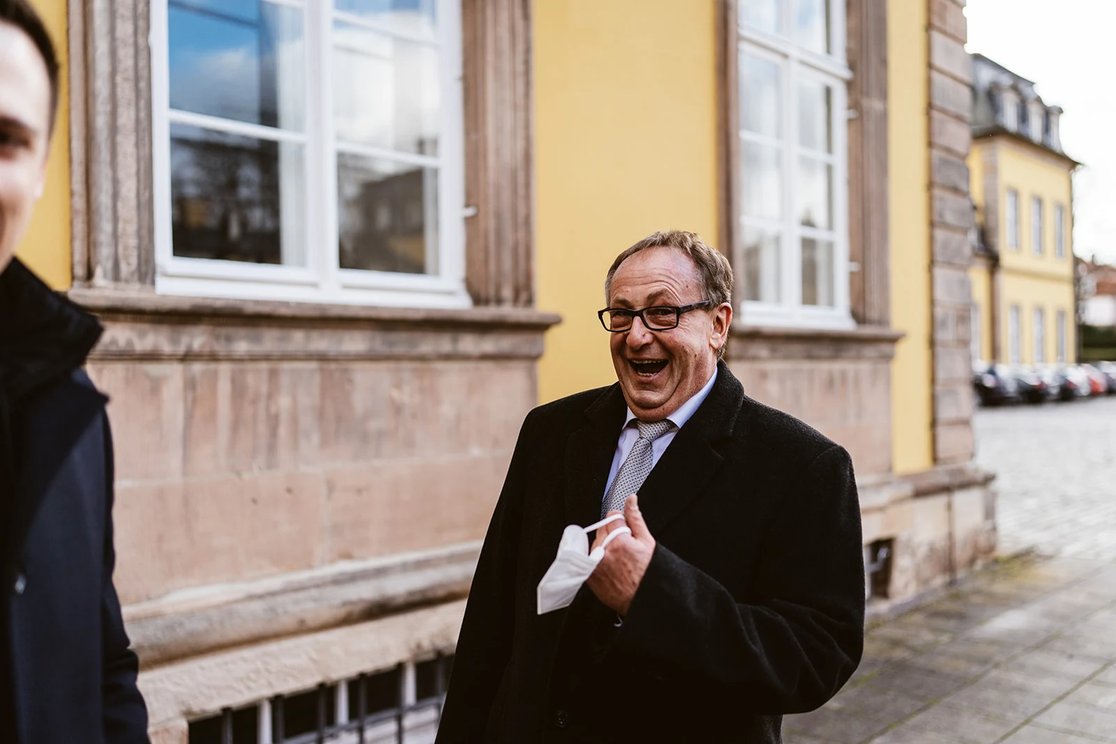 Ein lachender Gast vor dem Schloss