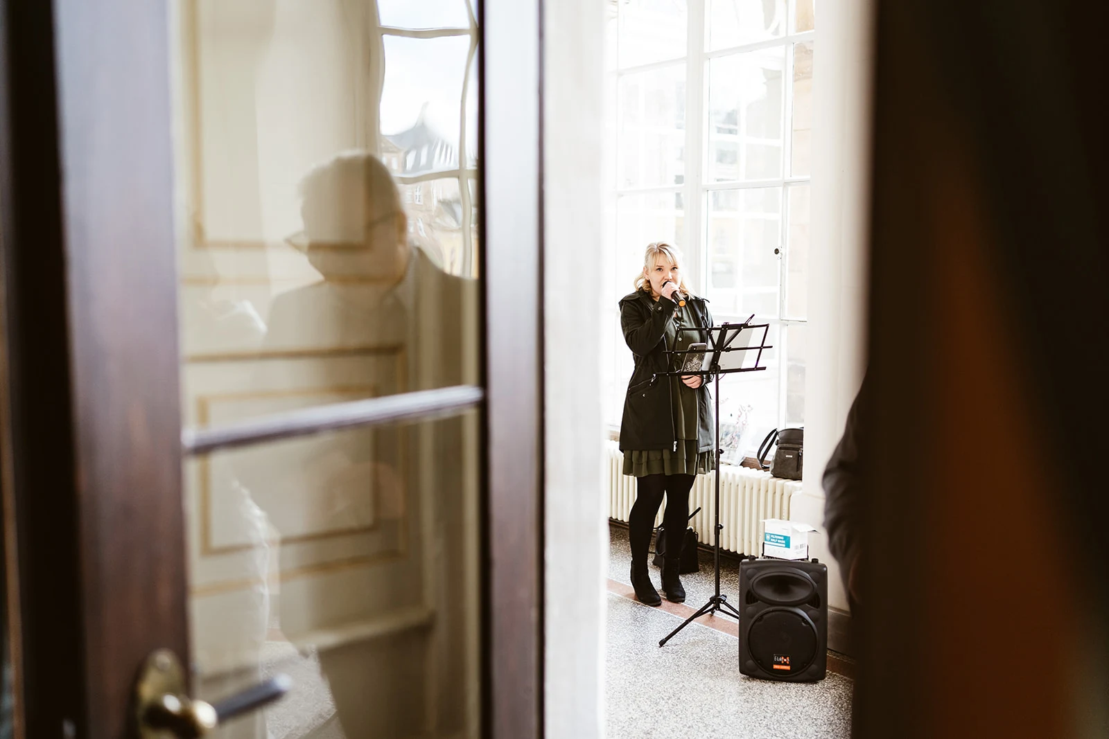 Eine Sängerin im Fensterlicht des Trauzimmers