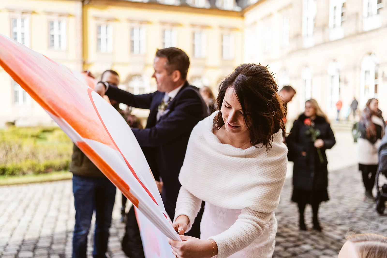 Svenja schneidet ein Herz aus dem Hochzeitstuch