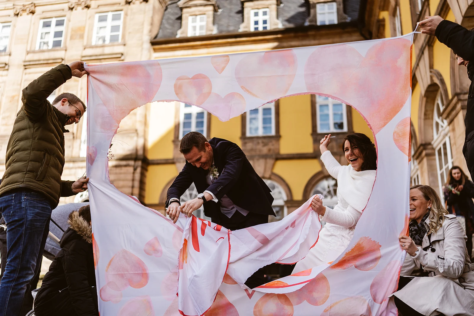 Florian und Svenja steigen durch das ausgeschnittene Herz