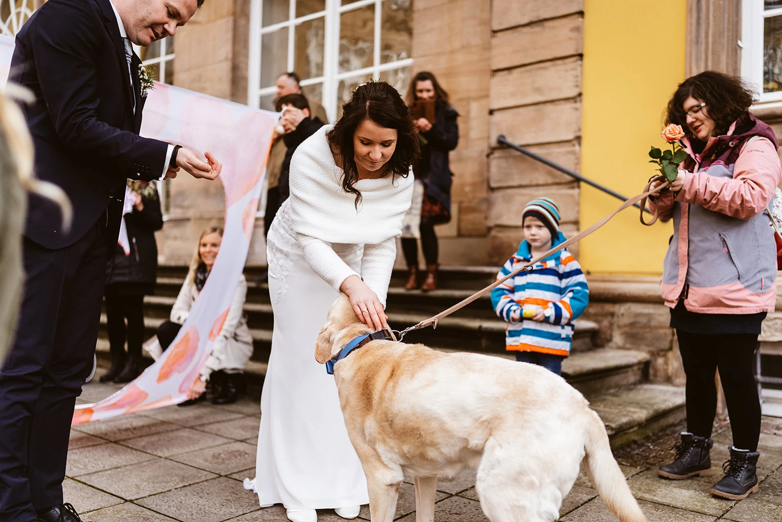 Svenja begrüßt den Hund vor dem Schloss
