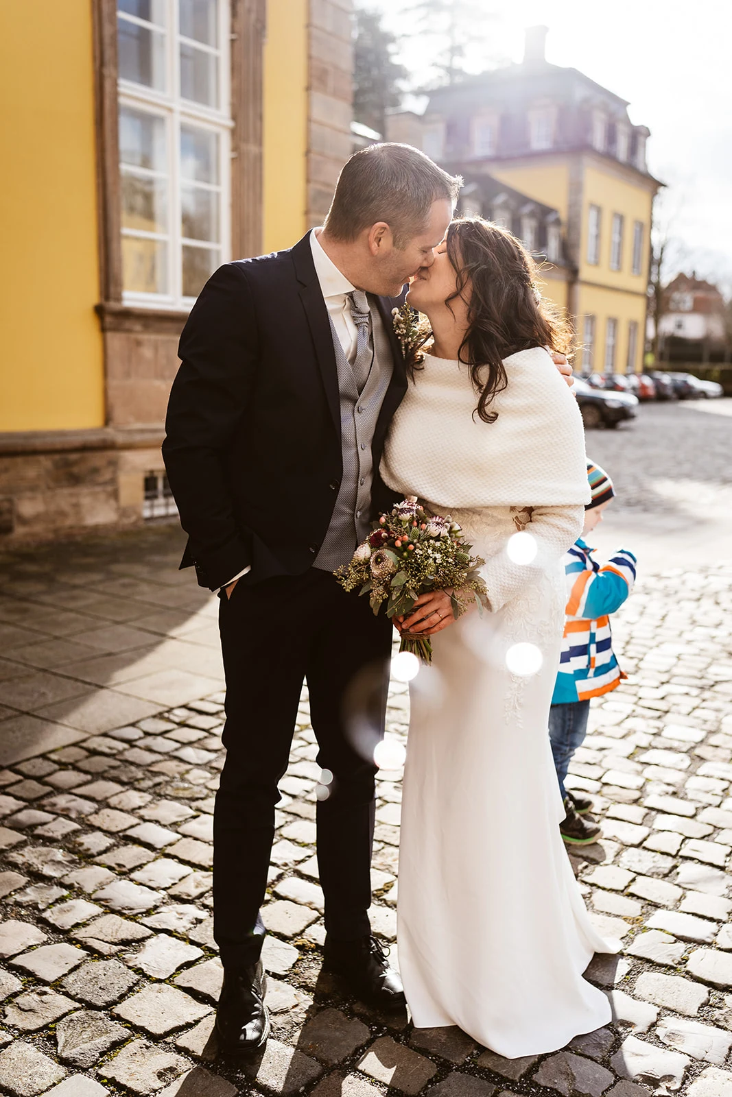 Svenja und Florian im Sonnenschein vor dem Schloss