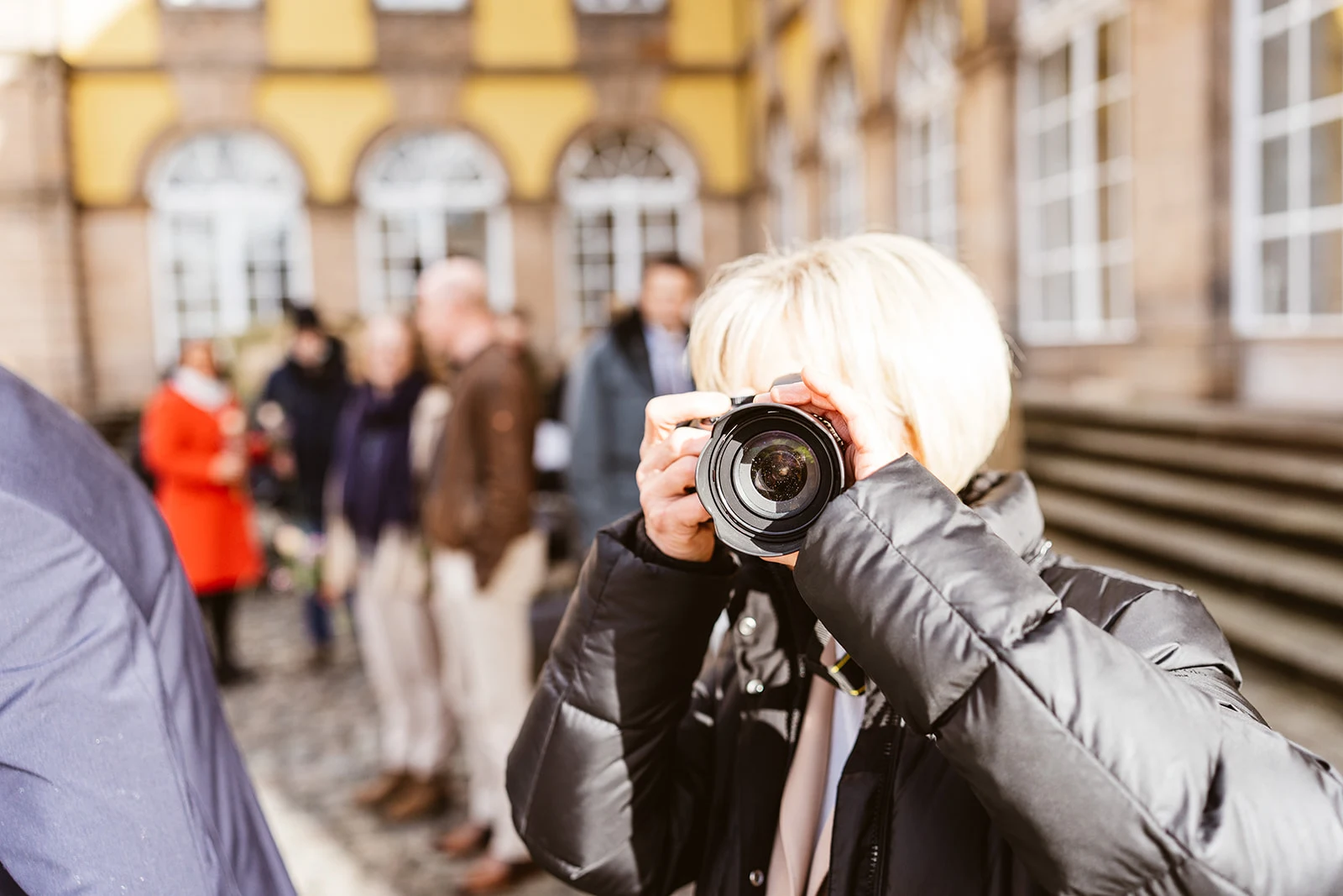 Ein Gast fotografiert mit einer Kamera