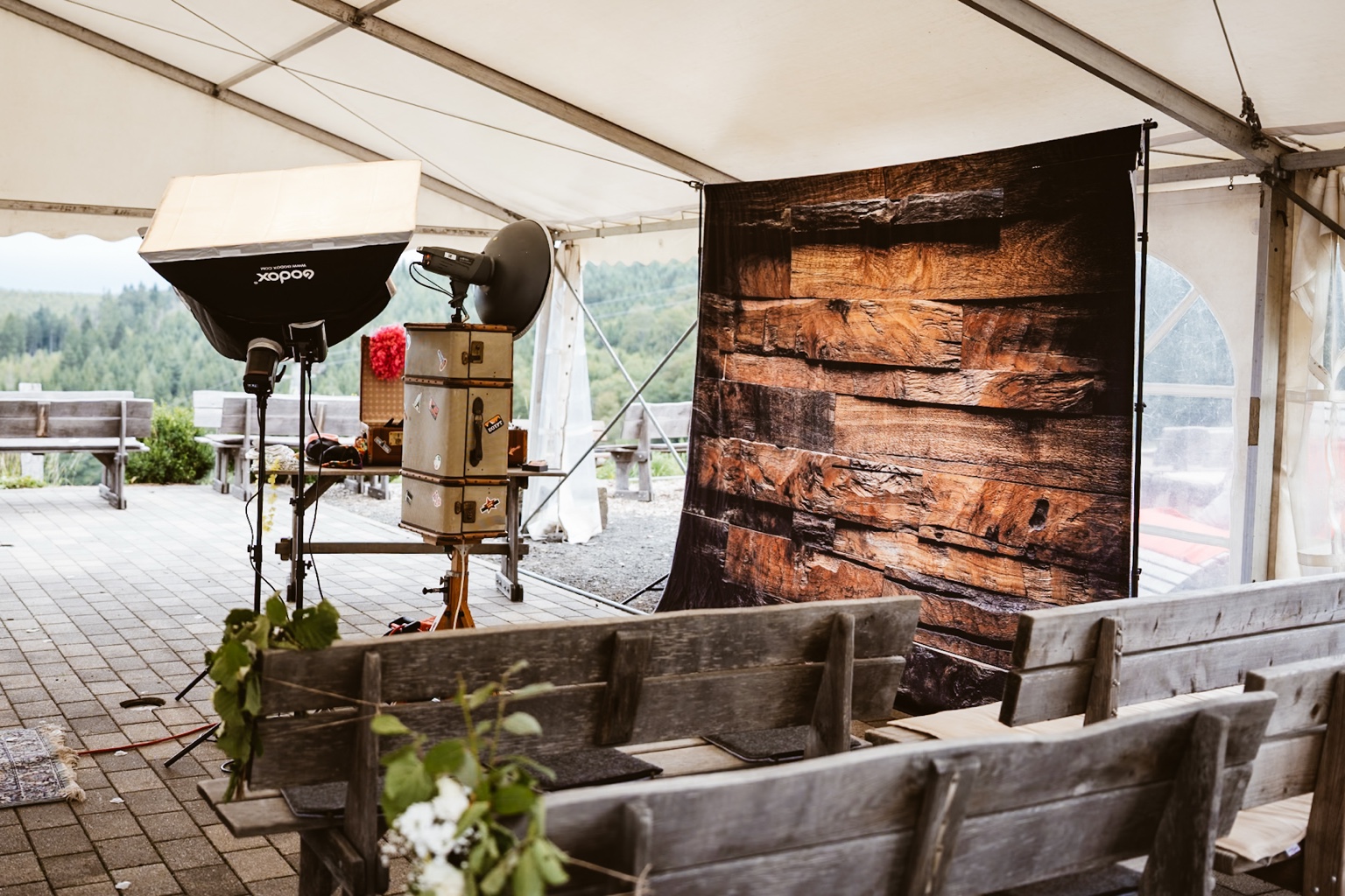 Der aufgebaute Bilderkoffer mit Licht und Hintergrund in einem Festzelt