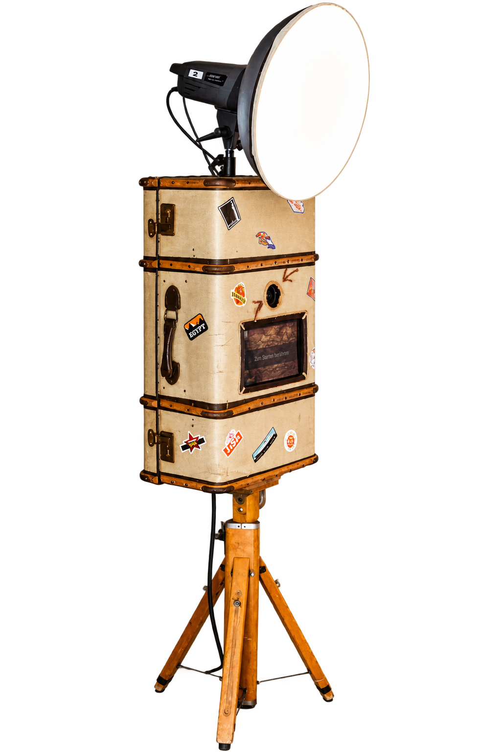Der selbst gebaute Bilderkoffer von vorne mit Kamera, Display, Studioblitz und Holzstativ