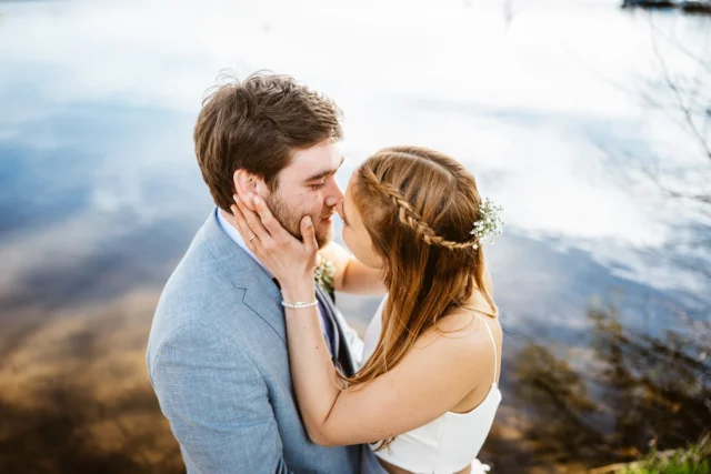 Im April durfte ich ja schon die erste Hochzeit der Saison begleiten und was soll ich sagen, es war wieder so wunderschön 😍😍😍 Ein entspanntes Paar welches auf meine Empfehlungen und Erfahrungen eingegangen ist und somit ihren besonderen Tag einfach genießen konnte. Ich liebe es ja den Tag so zu begleiten und ein zu fangen wie er war doch ab und zu bin ich froh vorher einiges geplant zu haben. Beim Getting Ready sollte ich eigentlich noch garnicht dabei sein doch konnte so ohne Stress schon einmal das Kleidchen von den Etiketten befreien, die Blümchen bereit stellen und für die übliche Ruhe sorgen, so konnten Nini und Dome sich ganz entspannt vor der Trauung zum First Look treffen und da schon etwas gemeinsame Zeit verbringen.
Ich freue mich jetzt schon auf die vielen gemeinsamen Momente mit meinen Paaren in diesem Jahr und bin begeistert dass ihr schon fleißig für 2026 plant, also meldet euch frühzeitig damit wir einen Termin finden! Freitag geht es schon wieder weiter in Olpe und Attendorn da freue ich mich schon wieder besonders denn da haben sich schon liebe Freundschaften mit ehemaligen Paaren gebildet und ich versuche in dem Zuge gleich einige zu besuchen 😍😍😘