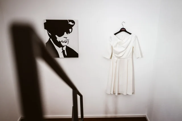 We Can be Heroes just for one Day! Was passt bitte besser zu diesem unglaublichen Tag mit Silke und Marcus wie dieses Zitat von David Bowie? Ich höre höre immer wieder, ach Marc beim Getting Ready brauchen wir dich noch nicht da passiert doch eh nicht viel! Doch diese Beiden sagten gleich, Marc wir freuen uns riesig wenn du früh kommst und uns ganz einfach den kompletten Tag begleitest und so konnte ich meiner Kreativität freien Lauf lassen, wie ich es liebe einfach mal Blödsinn zu machen!
Und wie unglaublich toll ist es bitte statt des First Looks sich tatsächlich gemeinsam und gegenseitig das Hochzeitsoutfit an zu ziehen, habt ihr mal darüber nachgedacht? Wen möchtet ihr in der Situation lieber dabei haben wie den Menschen der euch den Rest eures Lebens begleiten soll?
Hier mal wieder einige Eindrücke vom Freitag und ich freue mich wenn ihr euch für die Bilder einen Augenblick Zeit nehmt und mir gerne ein Feedback hier lasst 😘